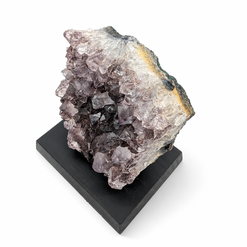 Soft lavender to dark violet colour gradient on a phantom amethyst spire